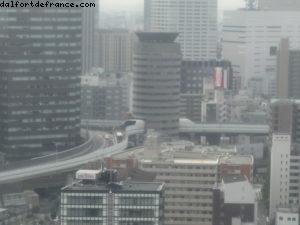 Une autoroute qui traverse un immeuble -Osaka