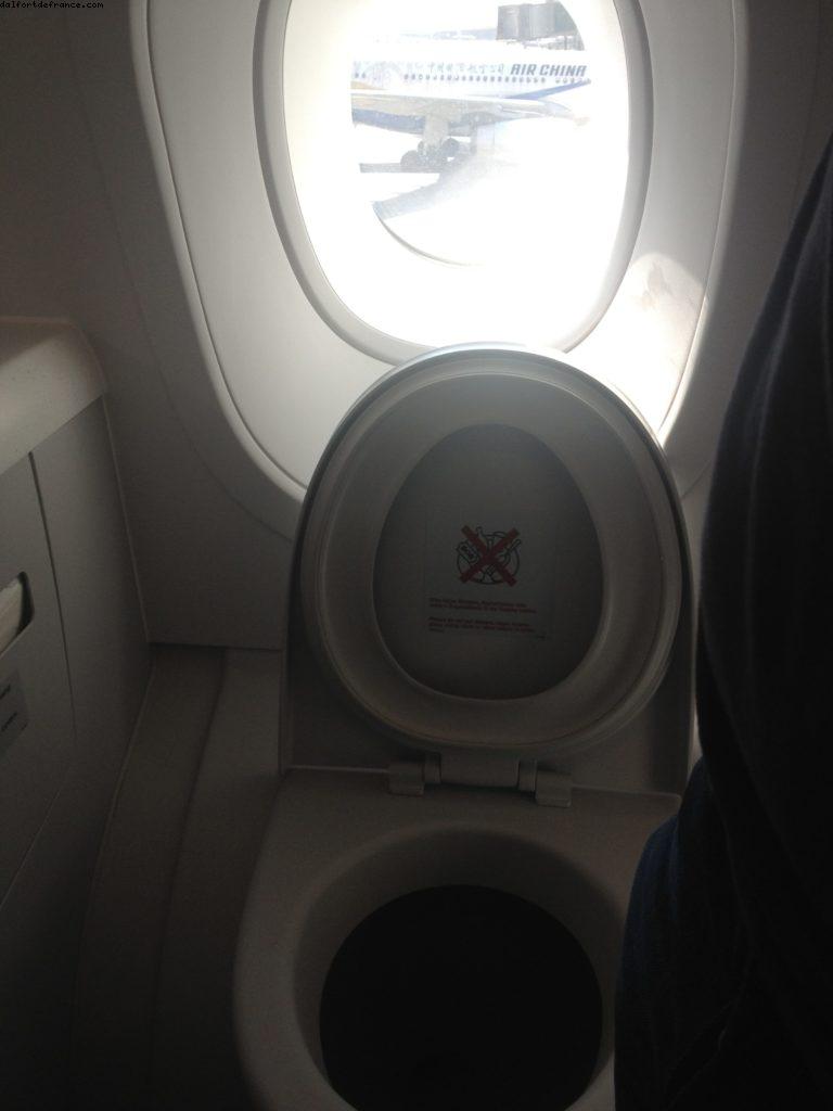 Bien fermer le rideau quand on est au sol... ! - Lufthansa A380 Toilettes classe affaire - Aéroport de Pékin