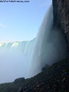 Derrière les chutes du Niagara