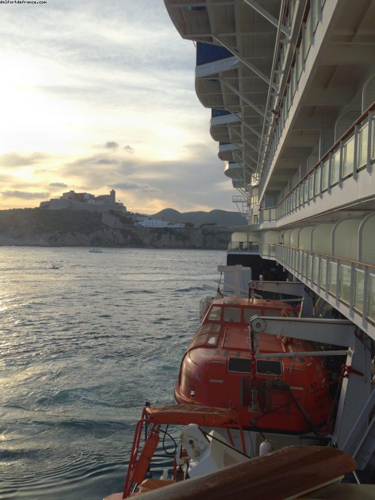 Coucher de soleil - sailaway party - Ibiza - Notre 47eme croisière Atlantis (à bord du Celebrity Constellation) 