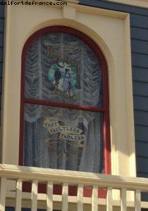 La fenêtre au nom de la légende Disney Bob Gurr - Disneyland - Los Angeles