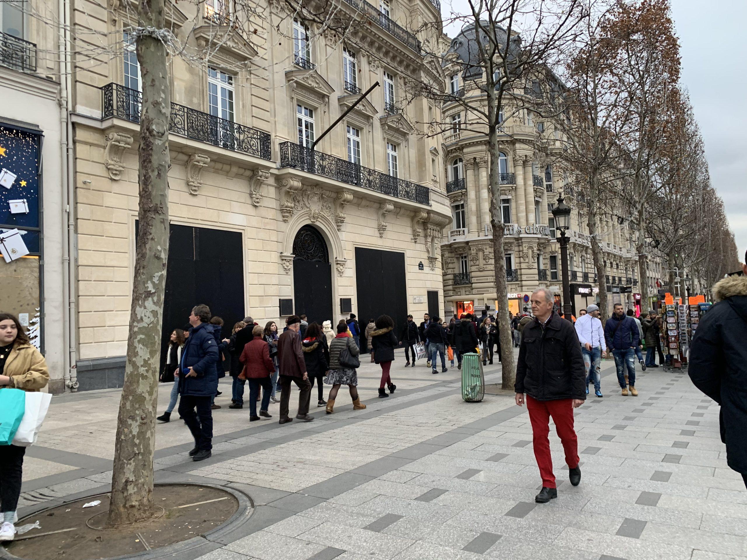 Paris obligé de se barricader (Gîlets Jaunes) - Paris