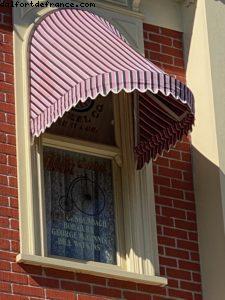 La fenêtre au nom de notre ami Bob Gurr - Magic Kingdom - Walt Disney World