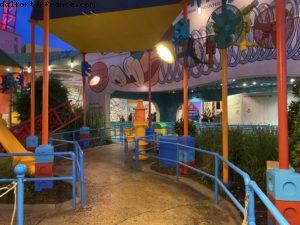 Premier jour de l'attraction 'Rises of the Resistance!' En attendant notre tour, on profites des autres attractions (pas d'attente!) Galaxy Edge - Dis