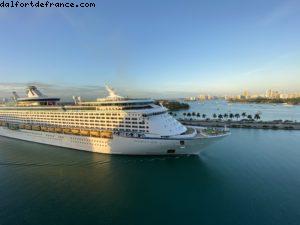 On passe juste devant l'Explorer of the Seas! Miami Beach - Notre 75eme croisière Atlantis (Caraïbes) à bord de l'Oasis of the Seas