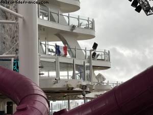 Notre drapeau est sur notre balcon! - Oasis of the Seas